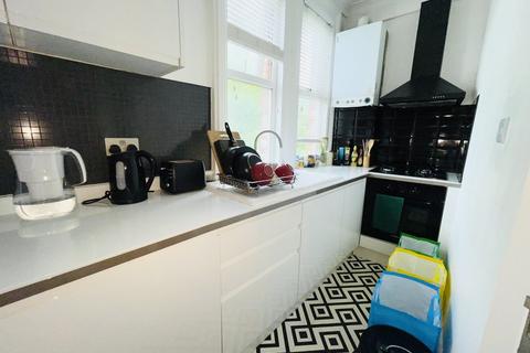 2 bed property, in Anerley Road, £320,000