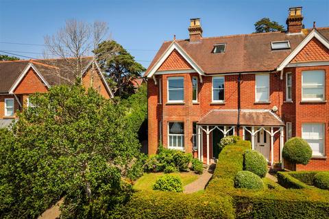 5 bed property, in London Road, £900,000
