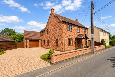 4 bed property, in Hurn Bank, £465,000