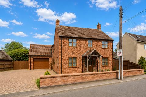 4 bed property, in Hurn Bank, £465,000