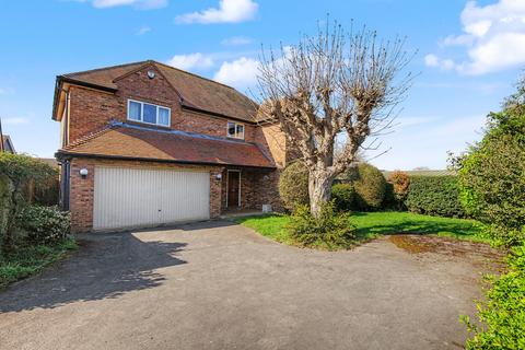 4 bed property, in Kingfisher Close, £785,000