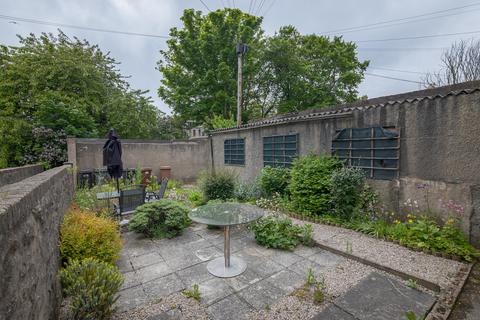 2 bed property, in Rosemount Place Flat B, £92,500