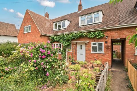 2 bed property, in Flowers Piece, £325,000