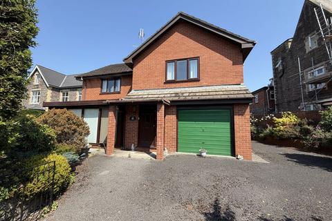 3 bed property, in Avenue Road, £600,000