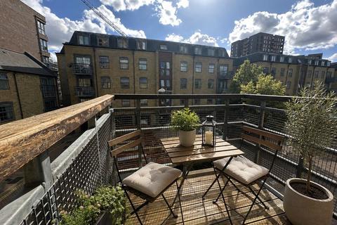 1 bed property, in Hewetts Quay IG11, £200,000