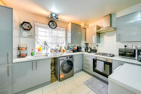 2 bed property, in Great Cambridge Road, £315,000