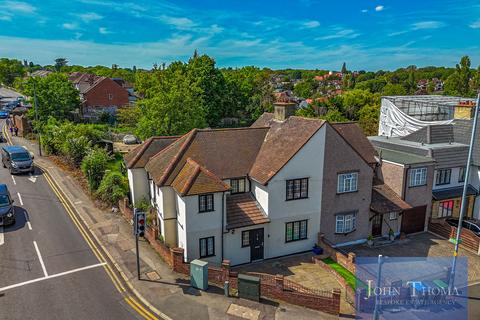 4 bed property, in Loughton Way, £850,000