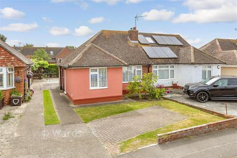 2 bed property, in Vine Close, £240,000