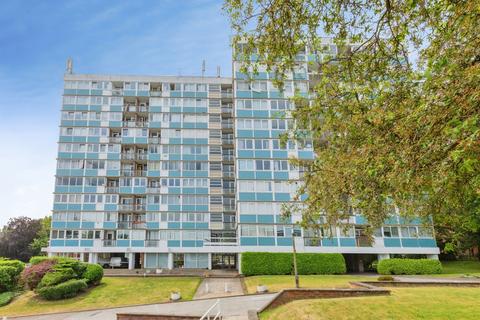 2 bed property, in Kenilworth Court, £100,000
