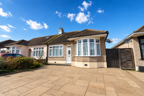 3 bed property, in Heather Drive, £450,000