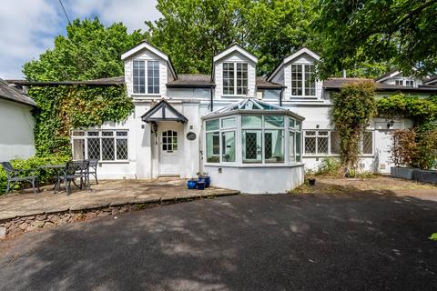 3 bed property, in Southlands Lane, £800,000