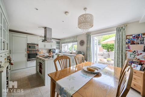 3 bed property, in Hillside Road, £530,000