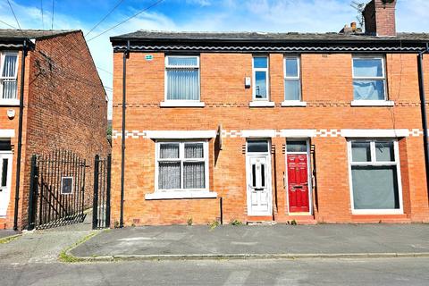 2 bed property, in Stokes Street, £165,000