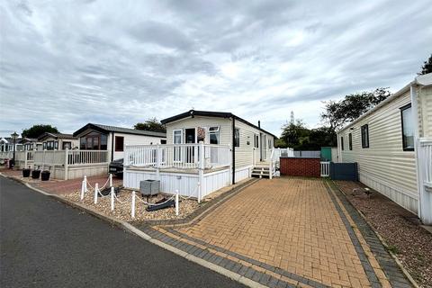 2 bed property, in Tall Trees Mobile Homes, £85,000