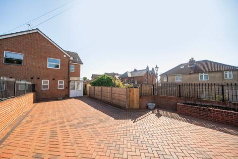4 bed property, in Coleson Road, £385,000