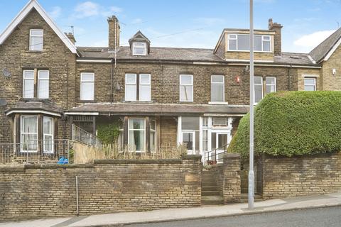 3 bed property, in Carr Lane, £195,000