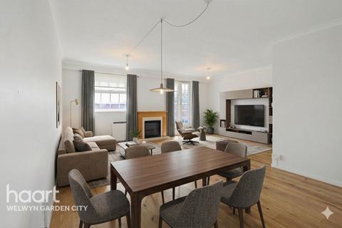 3 bed property, in Fretherne Road, £300,000
