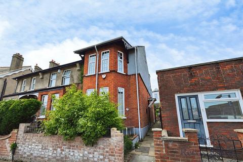 3 bed property, in Moorfield Road, £475,000