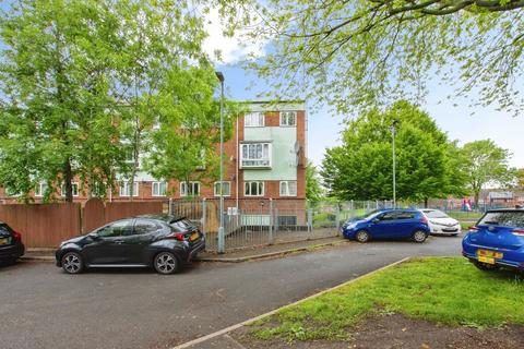 3 bed property, in Upper Highgate Street, £170,000