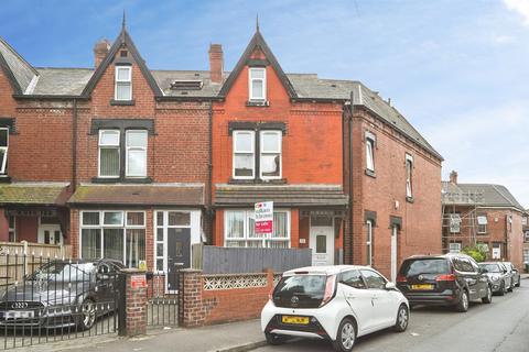 4 bed property, in Pasture Road, £200,000
