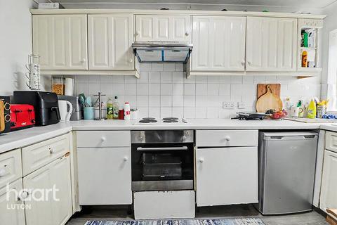 2 bed property, in Anthony Gardens, £250,000