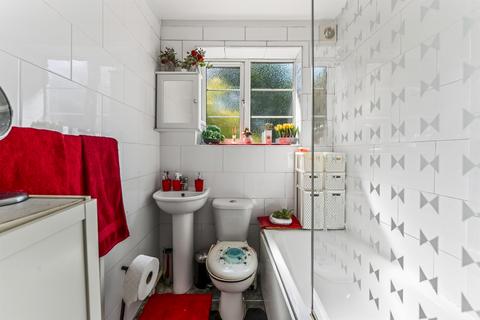 2 bed property, in Central Gardens, £250,000