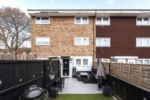 2 bed property, in Wadhurst Gardens, £175,000