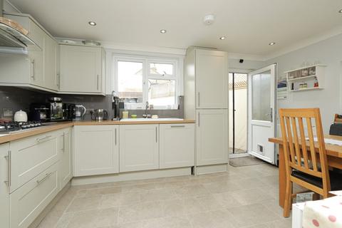 2 bed property, in Sea Street, £260,000