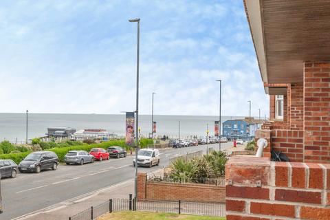 2 bed property, in Albany Court, £215,000