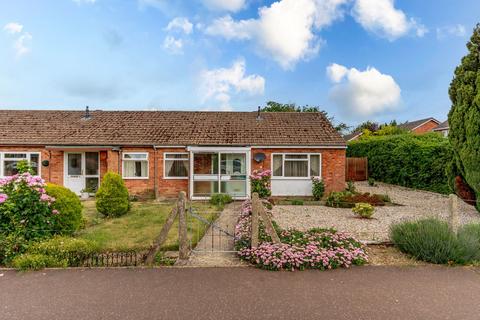 2 bed property, in Pound Green Close, £180,000