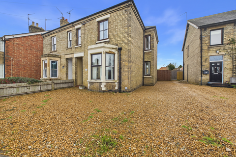 3 bed property, in Blenheim Road, £320,000