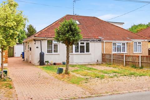 2 bed property, in Daws Heath Road, £425,000