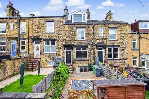 2 bed property, in Gladstone Street, £215,000