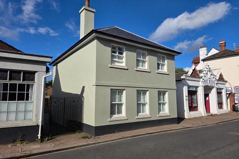 3 bed property, in High Street, £700,000