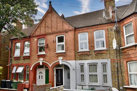 2 bed property, in Kettlebaston Road, £425,000
