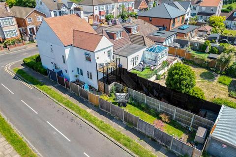 2 bed property, in Tankerville Drive, £280,000