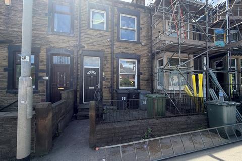5 bed property, in Bruntcliffe Road, £250,000