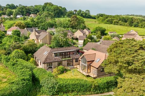 5 bed property, in Woodfold View, £825,000