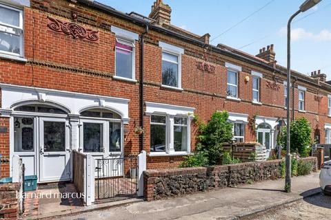 5 bed property, in Commonside East, £675,000