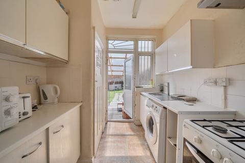 3 bed property, in Wakemans Hill Avenue, £500,000