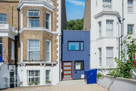 3 bed property, in Lee High Road, £725,000