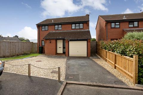 4 bed property, in St. Johns Close, £375,000