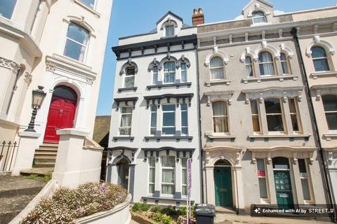1 bed property, in Orchard Gardens, £115,000