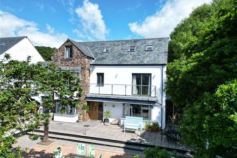 6 bed property, in Elgin Close, £775,000