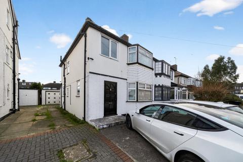 3 bed property, in Roundaway Road, £525,000