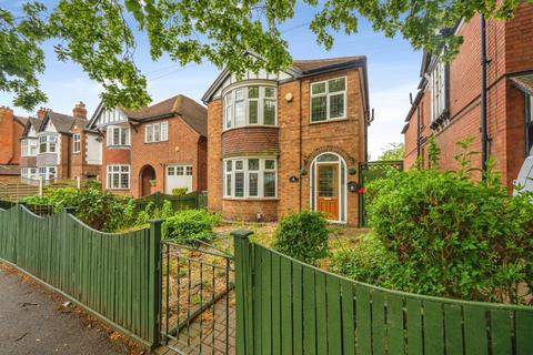 3 bed property, in Victoria Road, £350,000