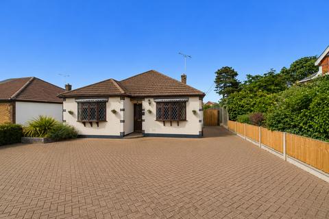 2 bed property, in Chancel Close, £415,000