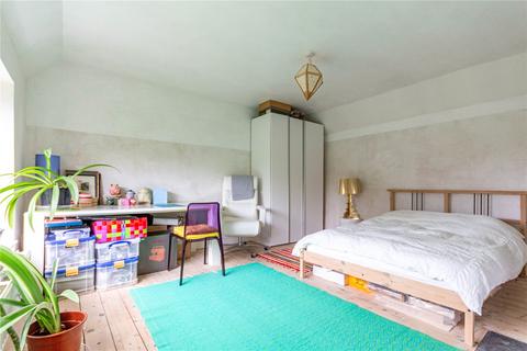 2 bed property, in Briar Way, £330,000