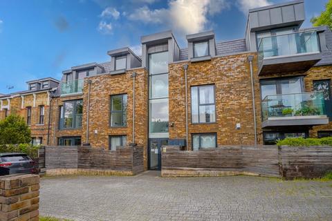 2 bed property, in Lordship Lane, £625,000