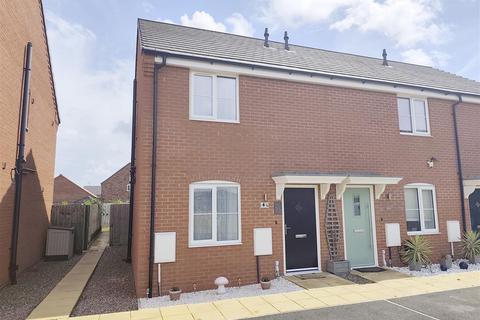 2 bed property, in Littlebury Close, £215,000